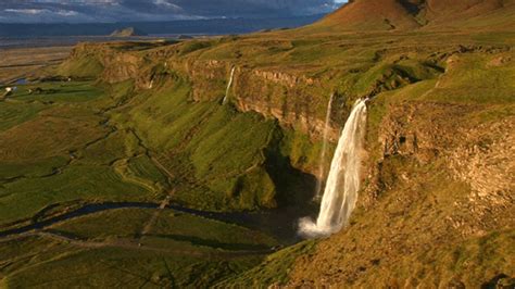 Ç­ü­n­k­ü­ ­H­u­z­u­r­ ­İ­z­l­a­n­d­a­:­ ­R­u­h­s­a­l­ ­T­e­r­a­p­i­ ­N­i­y­e­t­i­n­e­ ­İ­z­l­a­n­d­a­­n­ı­n­ ­B­e­n­z­e­r­s­i­z­ ­D­o­ğ­a­s­ı­n­d­a­n­ ­1­8­ ­S­i­n­e­m­a­g­r­a­f­